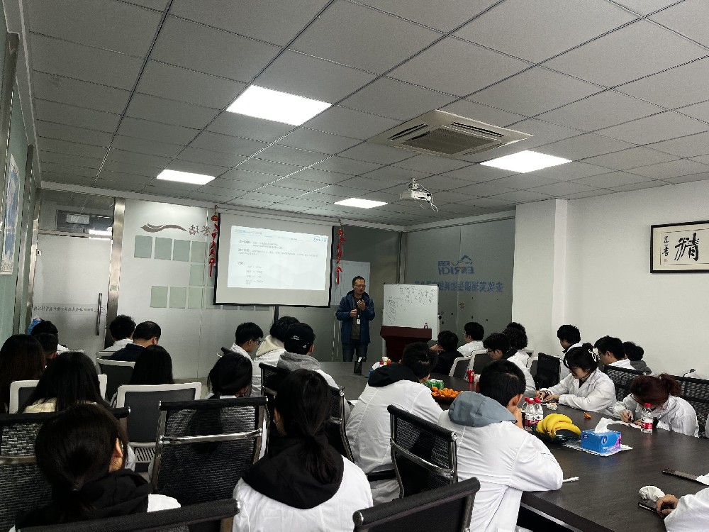 大学生走进安徽英瑞骐生物科技有限公司，开启参观学习之旅。}